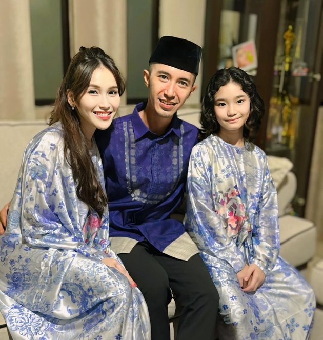 Portrait of Ayu Ting Ting Celebrating Eid with M Fardhana, Already Wearing Uniform Like a Family