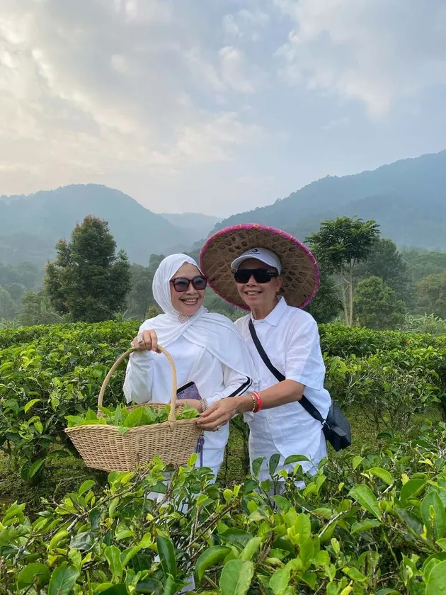 Umi Kalsum &amp; Ayah Rozak di kebun teh