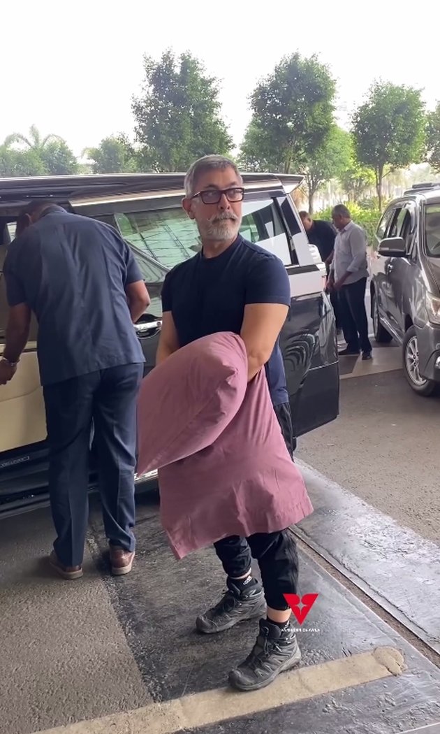 Aamir Khan tertangkap kamera ketika hendak masuk ke bandara Mumbai. Seperti biasa, kala melakukan perjalanan jauh, Aamir selalu membawa bantal kesayangannya.
