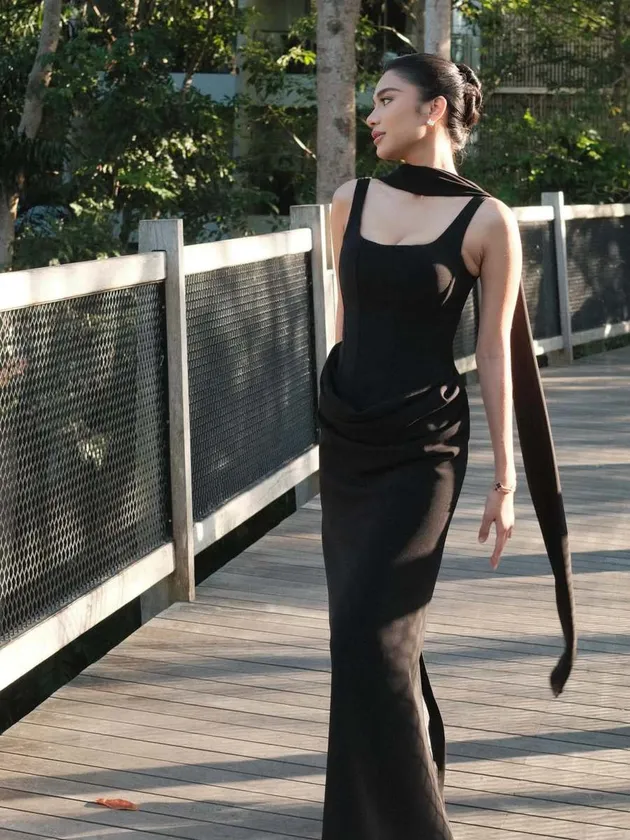 Azizah Salsha pakai dress hitam