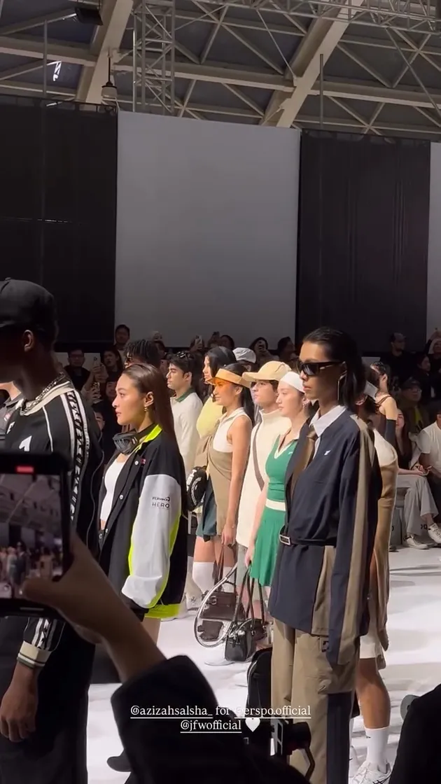Azizah Salsha dan model-model lain saat Tampil di JFW 2025