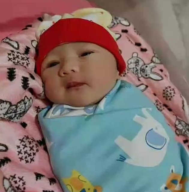 Portrait of Baby Alusha Sheyza, Aldi Taher's Daughter, Her Father is Proud because Her Birthday is the Same as Rafathar's and Praises Her Beauty like Raisa