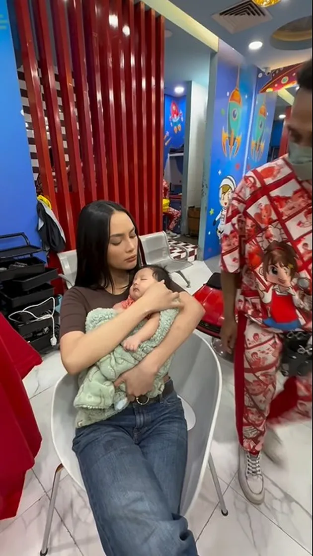 Baby Andrew Anak Erika Carlina Potong Rambut di Salon