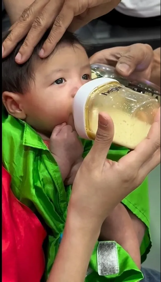 Baby Andrew Anak Erika Carlina Potong Rambut di Salon