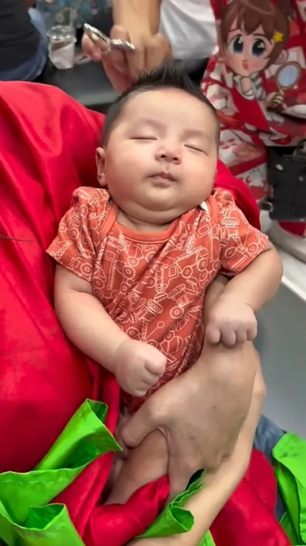 Baby Andrew Anak Erika Carlina Potong Rambut di Salon