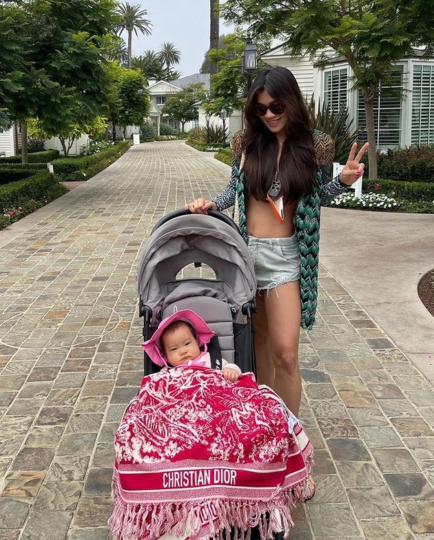 Korra pun punya selimut bayi dari rumah mode Dior. Meski mahal, Adinda tak sayang membawa selimut ini keluar rumah.