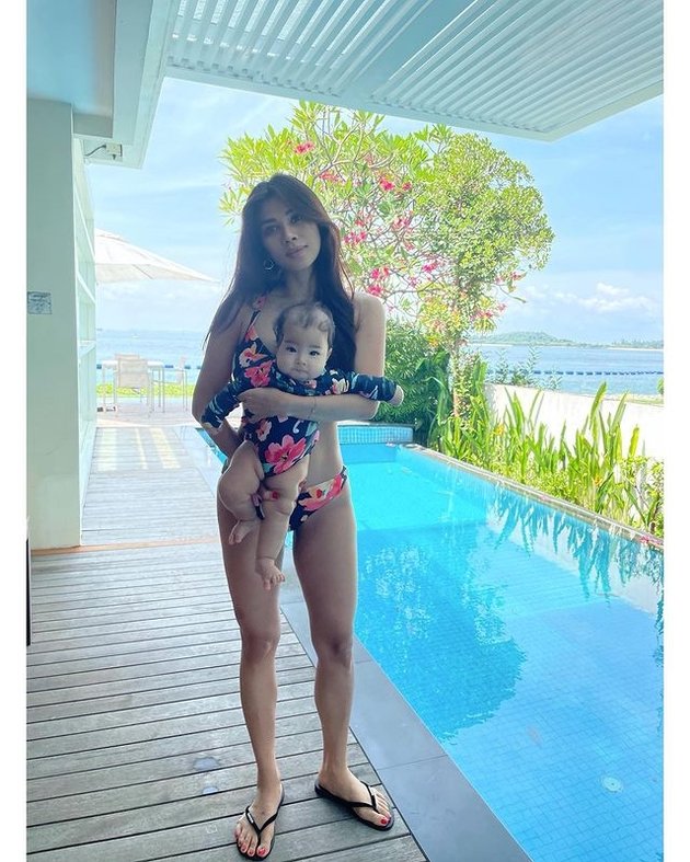 Adinda pun membelikan bikini kembar dengan miliknya untuk Korra. Berdua, mereka selalu kompak di manapun berada.