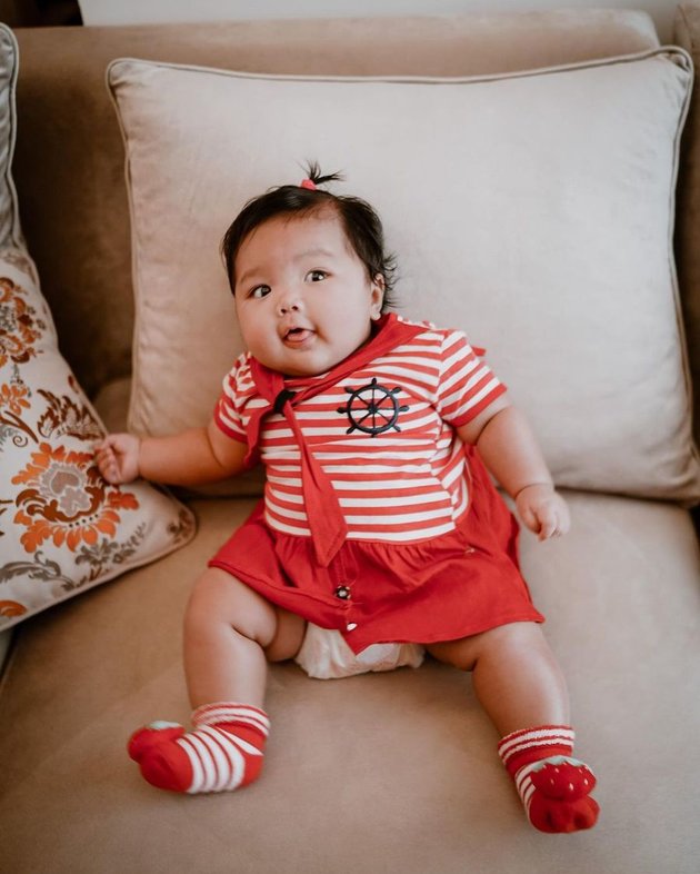 Sudah berusia 4 bulan, baby Xarena anak Siti Badriah sudah terlihat semakin lucu banget nih.