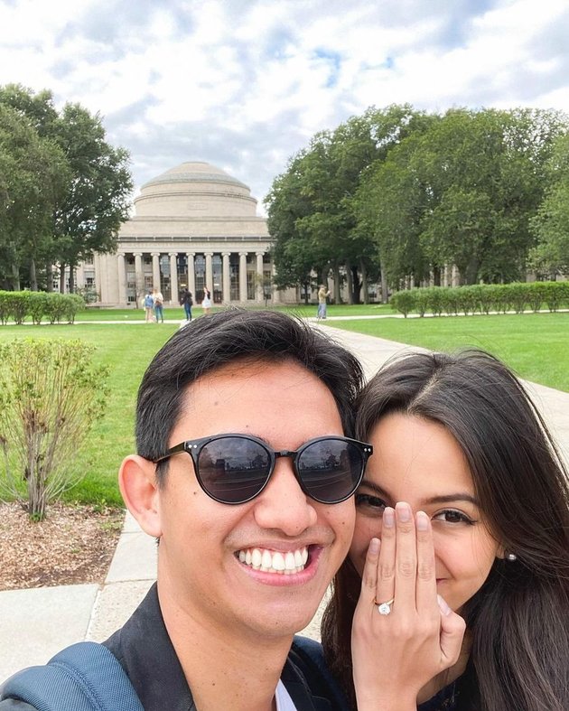 Portrait of Belva Devara, CEO of Ruang Guru who came all the way to the US to propose to his beloved, making it more romantic by giving her the ring in front of the MIT Dome