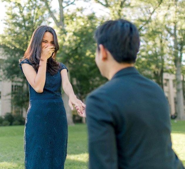 Portrait of Belva Devara, CEO of Ruang Guru who came all the way to the US to propose to his beloved, making it more romantic by giving her the ring in front of the MIT Dome