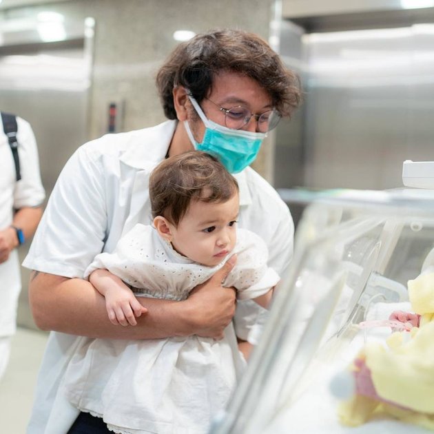 Portrait of Happy Nadine Chandrawinata and Dimas Anggara Welcoming Their 2nd Child, Djiwa Finally Becomes an Older Sibling