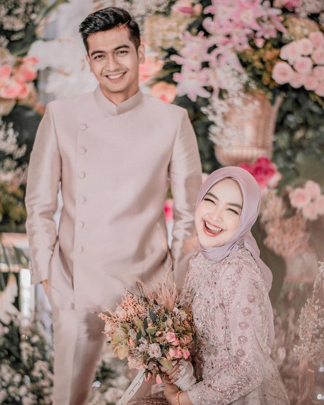 Usai lamaran Kamis (23/9/202) kemarin, Ria Ricis mengabadikan momen bahagia dengan memposting foto berdua bersama kekasihnya, Teuku Ryan di media sosial instagramnya.