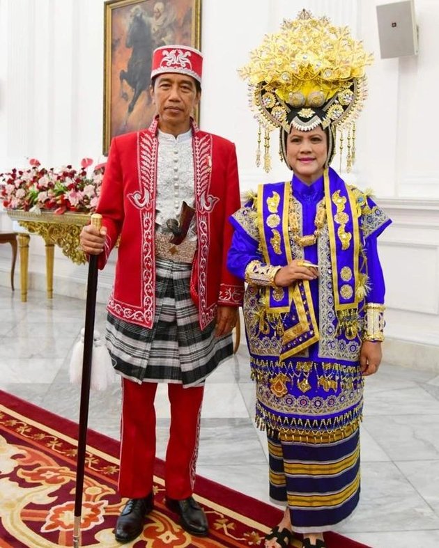 Presiden Joko Widodo dan istrinya, Iriana Joko Widodo, mengenakan baju adat Dolomani dari Buton, Sulawesi Tenggara, yang jadi sorotan.