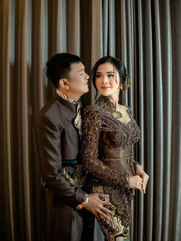 Bella Bonita kenakan kebaya.