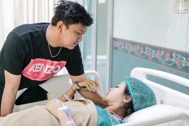 Portrait of Bella Bonita Receiving Intensive Care Due to Shivering for 8 Days After Giving Birth, Denny Caknan Becomes a Vigilant Husband