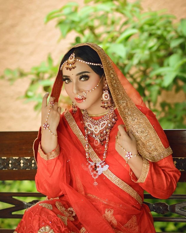 Portrait of Bella Fawzi When Dressing Up Like an Indian Girl, Beautiful Like a Doll