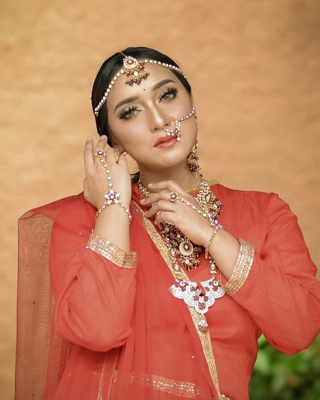 Portrait of Bella Fawzi When Dressing Up Like an Indian Girl, Beautiful Like a Doll