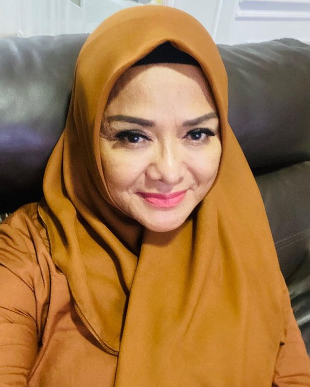 Portrait of Betharia Sonata, a Popular Singer from the 90s, Now Wearing Hijab, Flooded with Praises from Netizens