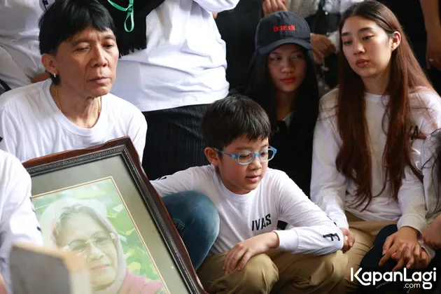 Potret Bimbim Slank di Pemakaman Bunda Iffet