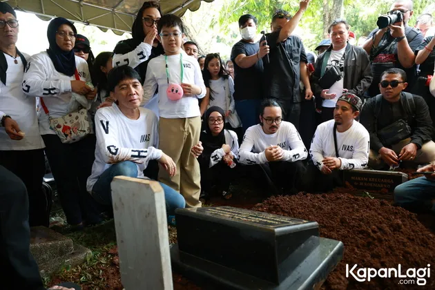 Potret Bimbim Slank di Pemakaman Bunda Iffet