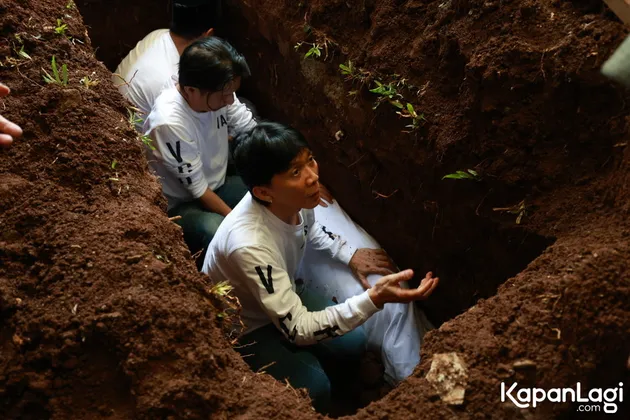 Potret Bimbim Slank di Pemakaman Bunda Iffet