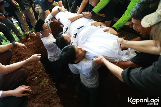 Potret Bimbim Slank di Pemakaman Bunda Iffet