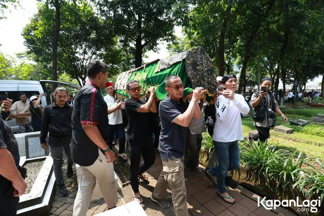 Potret Bimbim Slank di Pemakaman Bunda Iffet