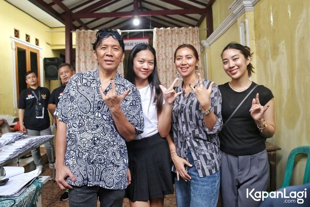 Portrait of Bimbim Slank Voting in the 2024 Election with His Family, Focused on the Beauty of His Two Daughters