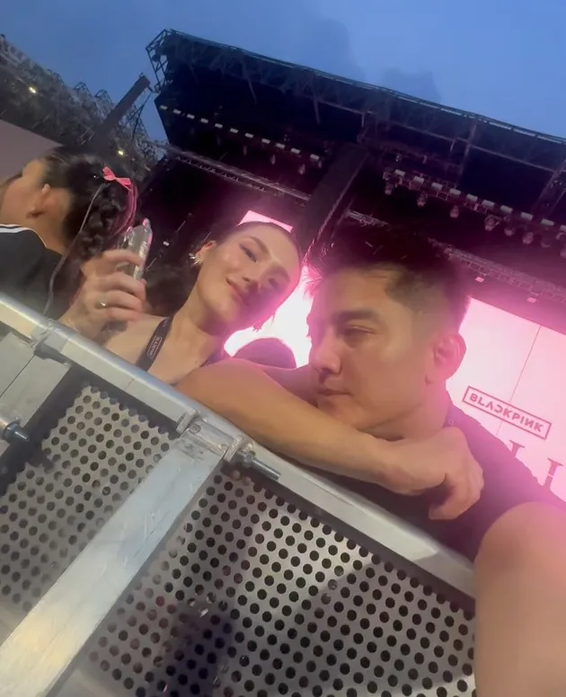 Boy William dan Ayu Ting Ting di konser BLACKPINK