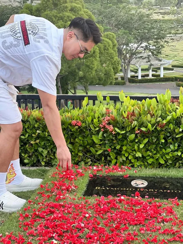 boy william sambangi makam adik