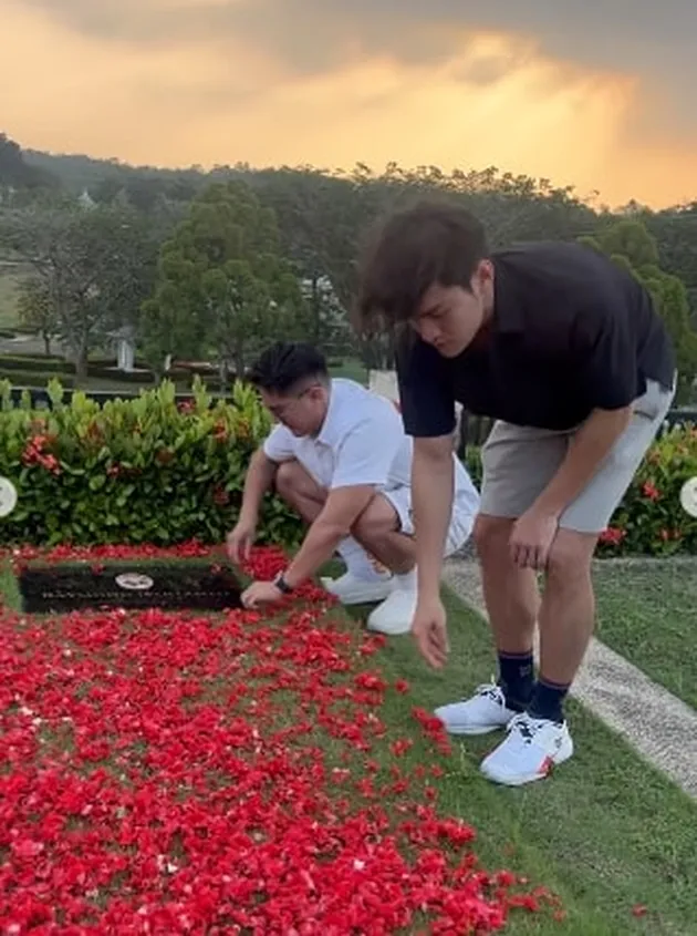 boy william sambangi makam adik