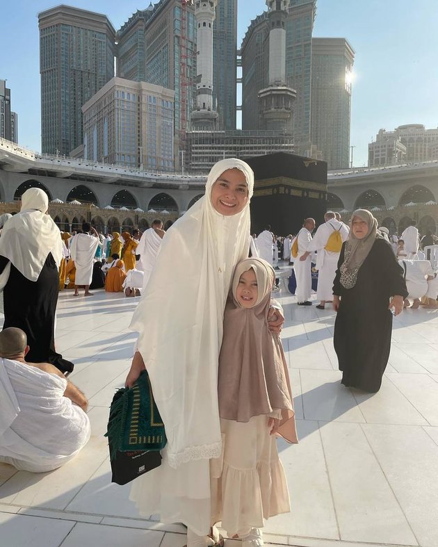 Portrait of Bridgia, Acha Septriasa's Beautiful Daughter Wearing Hijab During Umrah, Making New Friends in the Holy Land