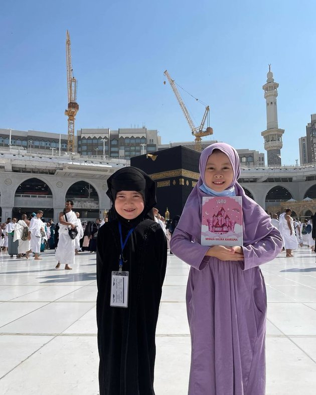 Portrait of Bridgia, Acha Septriasa's Beautiful Daughter Wearing Hijab During Umrah, Making New Friends in the Holy Land