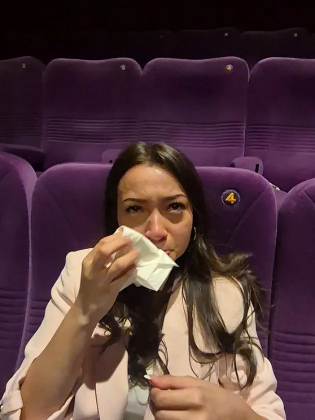 Megan Domani juga meneteskan air mata