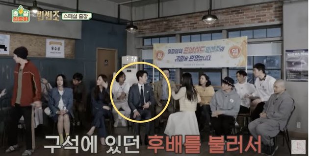 Dalam wawancara drama, tentunya tempat duduk sudah ditentukan. Para bintang utama pun mendapat duduk di bagian tengah baris paling depan agar mudah mendapat sorotan. Begitupun dengan Song Joong Ki dan Jeon Yeo Bin.