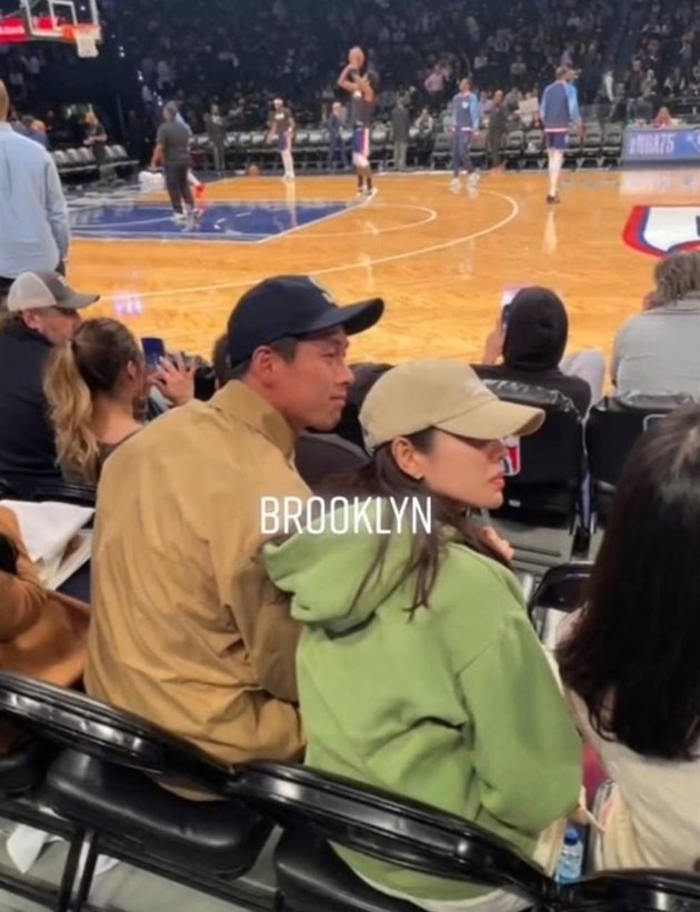 Hyun Bin dan Son Ye Jin menyempatkan menonton pertandingan basket NBA. Keduanya kompak pakai jaket dan topi tapi masih bisa dikenali.