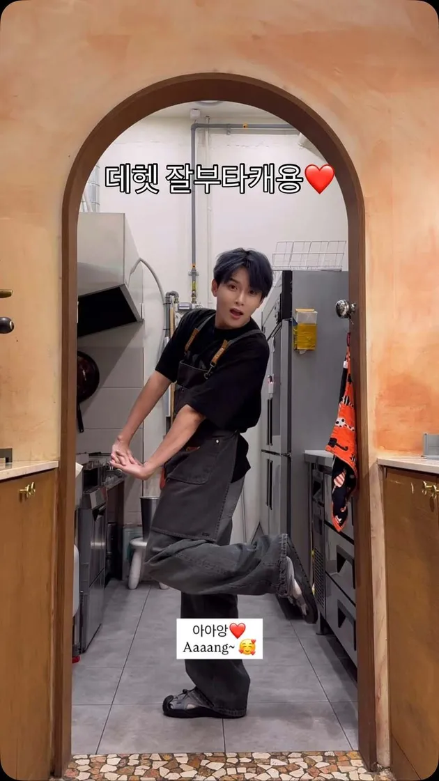 Ryeowook Suju di dapur cafe