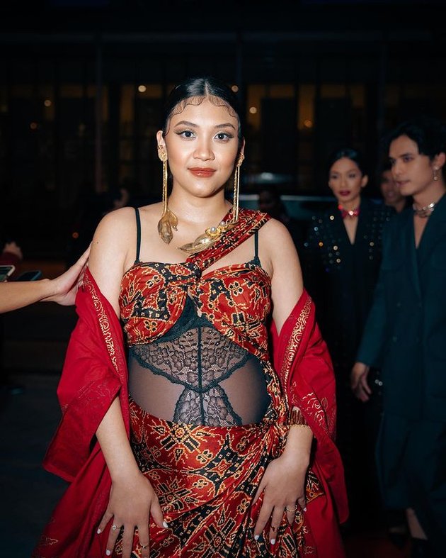 Portrait of Canti Tachril, Adipati Dolken's Wife, Wearing Transparent Dress at the Gala Premiere of the Film 'SRI ASIH', Her Baby Bump Becomes the Highlight