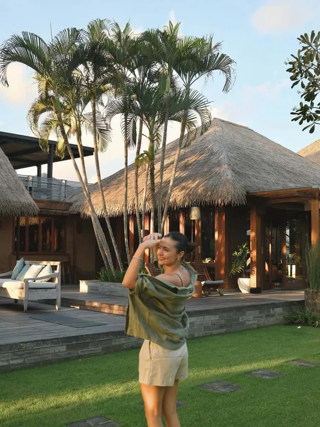 Amanda Rawles liburan di resort Bali