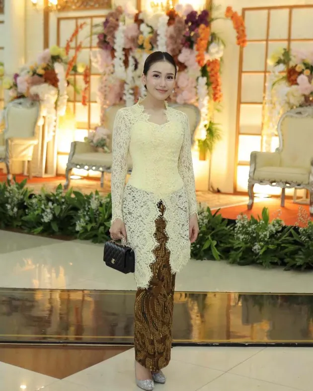 Ayu Ting Ting kondangan pakai kebaya