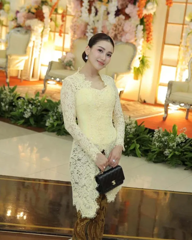 Ayu Ting Ting pakai kebaya kuning
