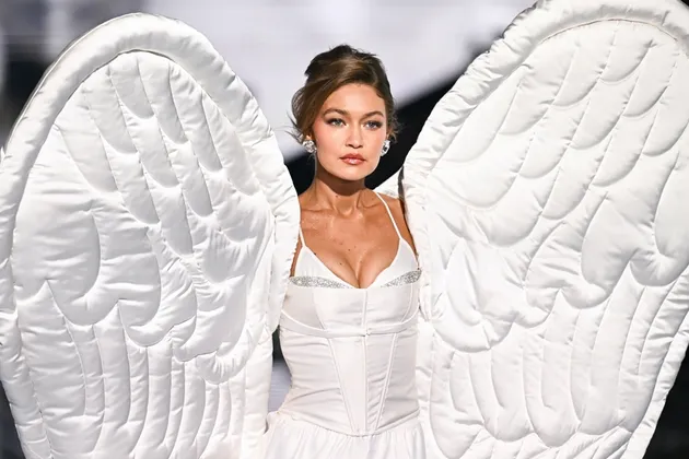 Gigi Hadid pakai sayap di Victoria Secret