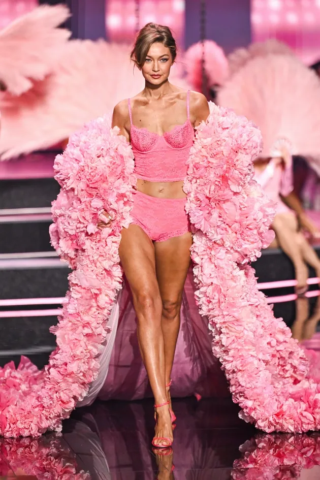 Gigi Hadid pakai Pink di Victoria Secret