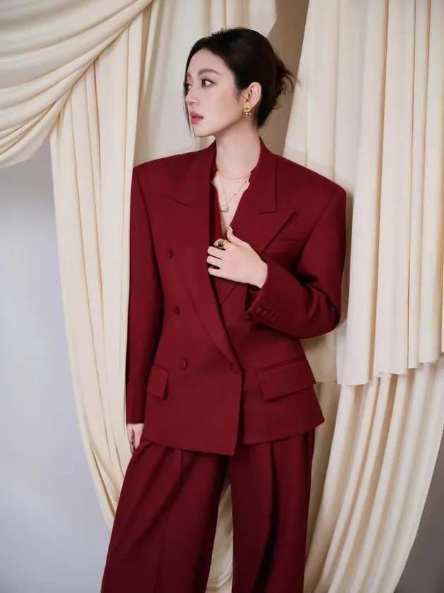 Setelan Merah sebagai Titik Awal Tampilan Elegan