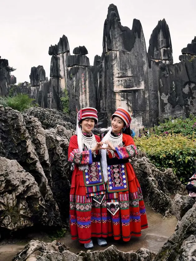 Potret Natasha Wilona dan Ibu di Shilin Stone Forest