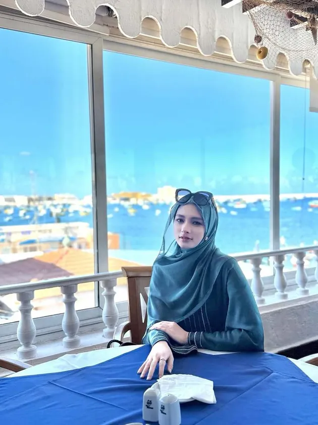 Potret Cantik Inara Rusli Jalan-Jalan ke Mesir