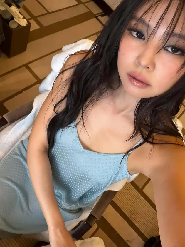 Makeup Simple dengan Eyeshadow Biru