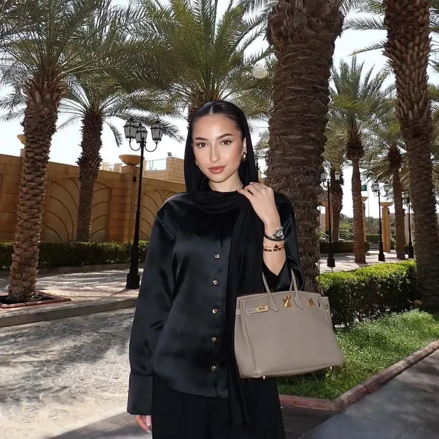 Jennifer Coppen OOTD all-black
