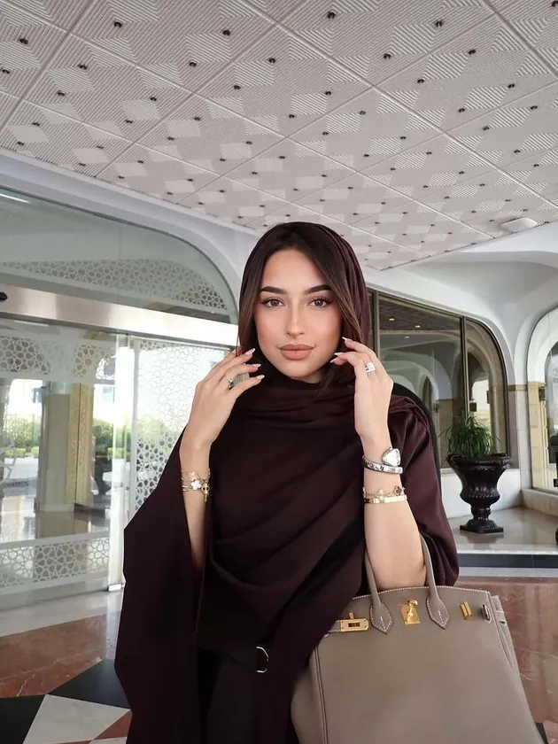 Jennifer Coppen Pakai Kerudung
