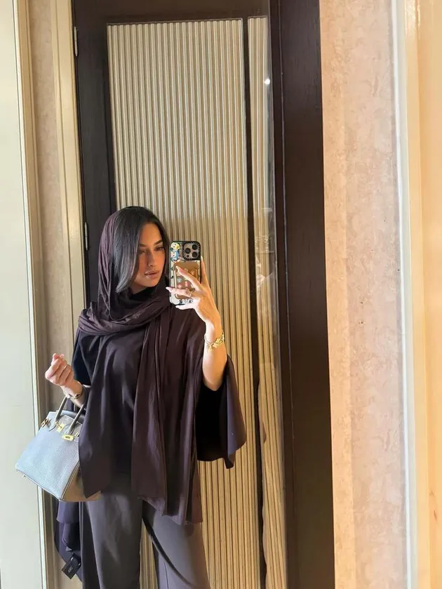 Jennifer Coppen Mirror Selfie OOTD